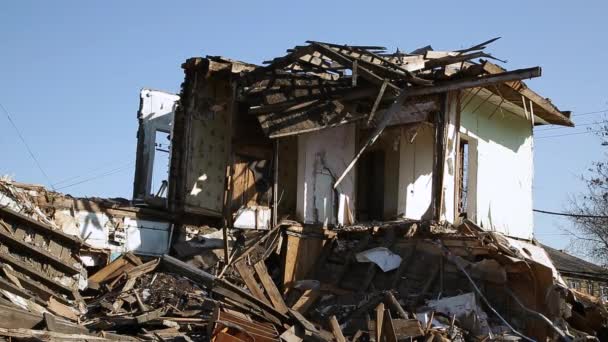 Consecuencias del desastre. Casas de madera en ruinas — Vídeo de stock