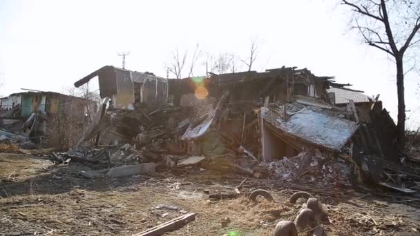 Consequências da catástrofe. Casas de madeira arruinadas — Vídeo de Stock