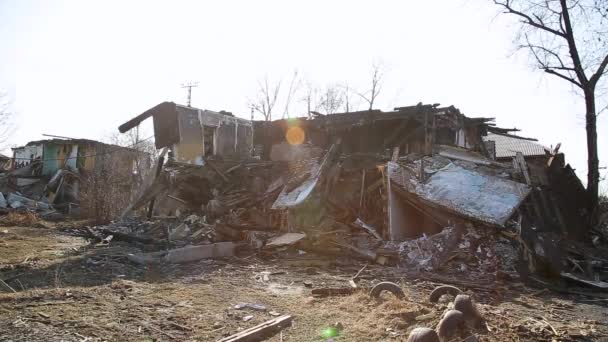 Conséquences de la catastrophe. Maisons en bois ruinées — Video