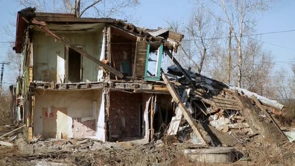 Consequences of the disaster. Ruined wooden houses — Stock Video