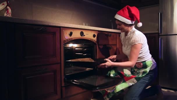 女の子は台所でクリスマスのクッキーを準備します。 — ストック動画