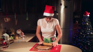 Bir kız çerezleri Noel için mutfakta hazırlar
