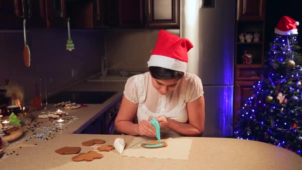 Uma menina prepara biscoitos para o Natal na cozinha — Vídeo de Stock