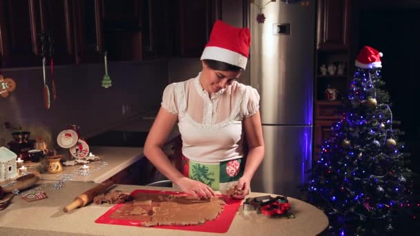 Dziewczyna przygotowuje ciasteczek na święta w kuchni — Wideo stockowe
