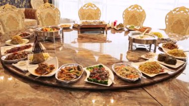 Otel Çin restoranında. Çin mutfağı yemekleri büküm ile yuvarlak masa