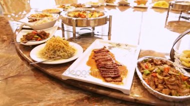 Otel Çin restoranında. Çin mutfağı yemekleri büküm ile yuvarlak masa