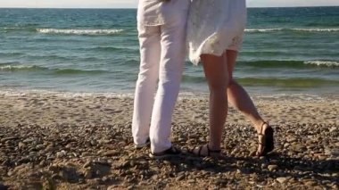 Sevgi dolu bir çift sahilde