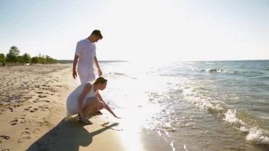 Sevgi dolu bir çift sahilde