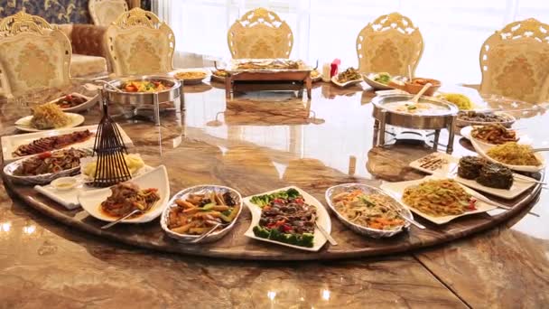 Chinesisches Restaurant im Hotel. Runder Tisch mit verdrehten Gerichten der chinesischen Küche — Stockvideo