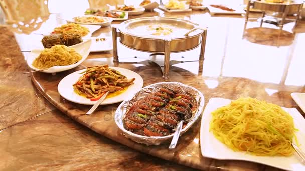 Restaurante chinês no hotel. Mesa redonda com pratos de torção da cozinha chinesa — Vídeo de Stock