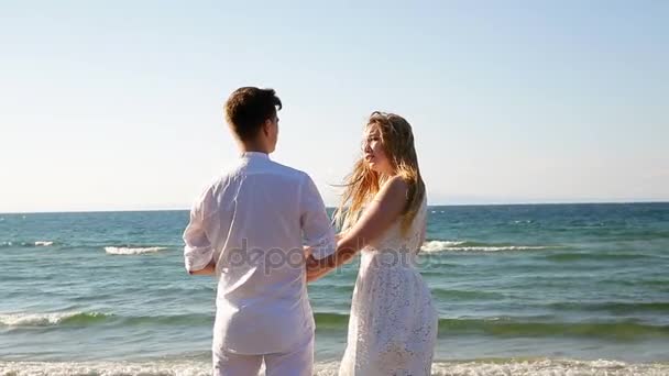 Um casal amoroso na praia — Vídeo de Stock