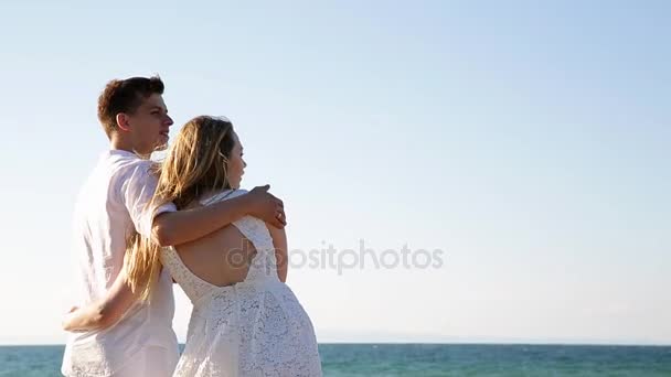 Una pareja amorosa en la playa — Vídeos de Stock