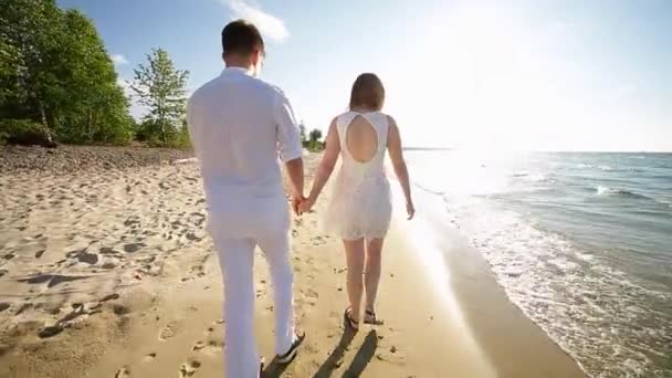 海滩上一对恩爱的情侣 — 图库视频影像
