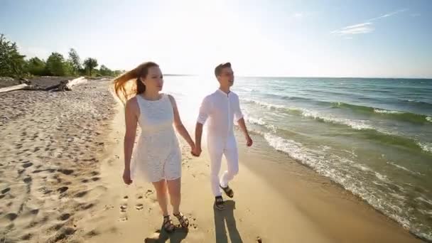 Ett älskande par på stranden — Stockvideo