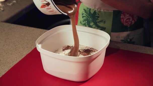 Uma menina prepara biscoitos para o Natal na cozinha — Vídeo de Stock