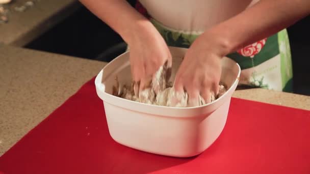 En flicka förbereder cookies för jul i köket — Stockvideo