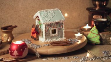 Bir kız çerezleri Noel için mutfakta hazırlar