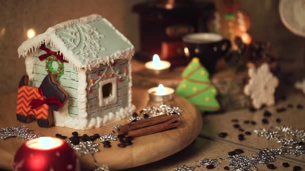 En flicka förbereder cookies för jul i köket — Stockvideo