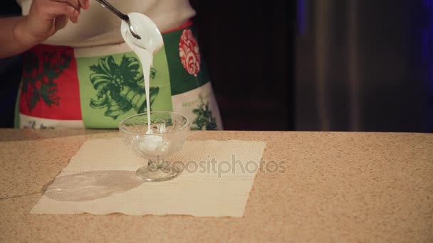 Een meisje bereidt cookies voor Kerstmis in de keuken — Stockvideo