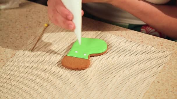 Dívka připraví soubory cookie na Vánoce v kuchyni — Stock video