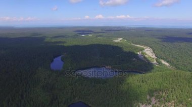 Hava fotoğrafçılığı. Göksel manzara manzara ile Sibirya'daki Baykal Gölü yakınındaki bir dağ gölü. Sıcak göl Snezhnaya Nehri. Vydrino