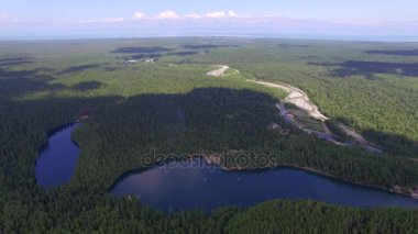 Hava fotoğrafçılığı. Göksel manzara manzara ile Sibirya'daki Baykal Gölü yakınındaki bir dağ gölü. Sıcak göl Snezhnaya Nehri. Vydrino