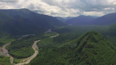 Hava fotoğrafçılığı. Göksel manzara manzara ile Sibirya'daki Baykal Gölü yakınındaki bir dağ gölü. Sıcak göl Snezhnaya Nehri. Vydrino