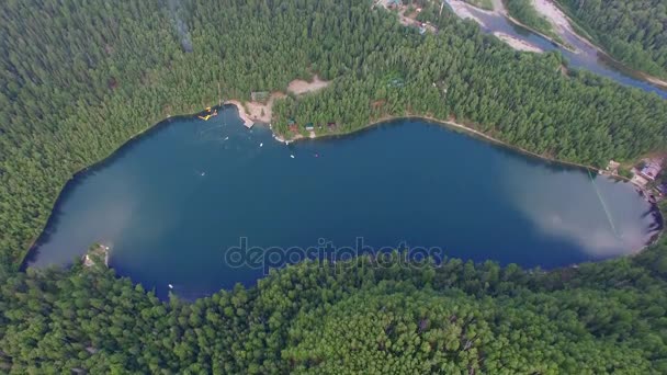航空写真 シベリアのバイカル湖の近くの山の湖の風景の天の風景です Snezhnaya 川の暖かい湖があります Vydrino — ストック動画