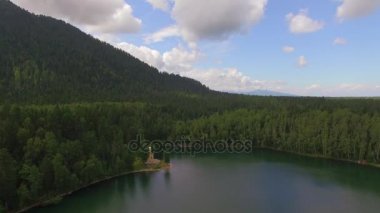 Hava fotoğrafçılığı. Göksel manzara manzara ile Sibirya'daki Baykal Gölü yakınındaki bir dağ gölü. Sıcak göl Snezhnaya Nehri. Vydrino