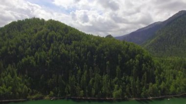Hava fotoğrafçılığı. Göksel manzara manzara ile Sibirya'daki Baykal Gölü yakınındaki bir dağ gölü. Sıcak göl Snezhnaya Nehri. Vydrino