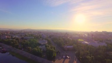 Hava fotoğrafçılığı. Sabah büyük bir şehir. Yaz. Irkutsk