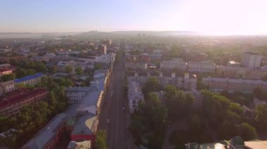 Hava fotoğrafçılığı. Sabah büyük bir şehir. Yaz. Irkutsk