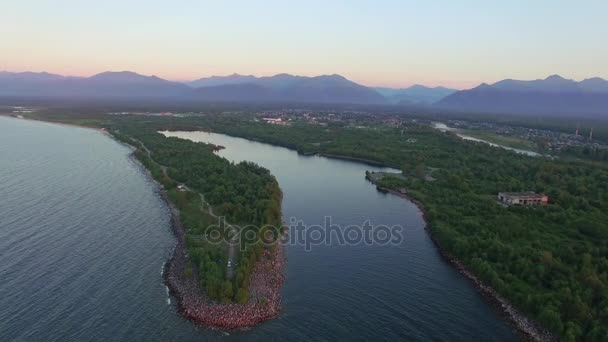 航空摄影 在贝加尔湖岸边的定居点 Vydrino — 图库视频影像