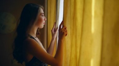 Sevimli kız yatak odasında iç çamaşırı iç poz