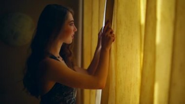 Sevimli kız yatak odasında iç çamaşırı iç poz