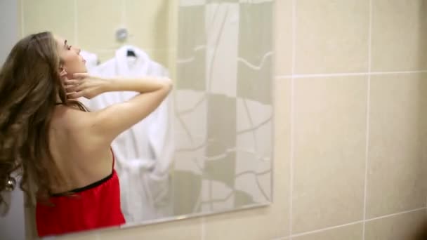 Söt Flicka Röda Kläder Smartening Upp Spegeln Badrummet — Stockvideo
