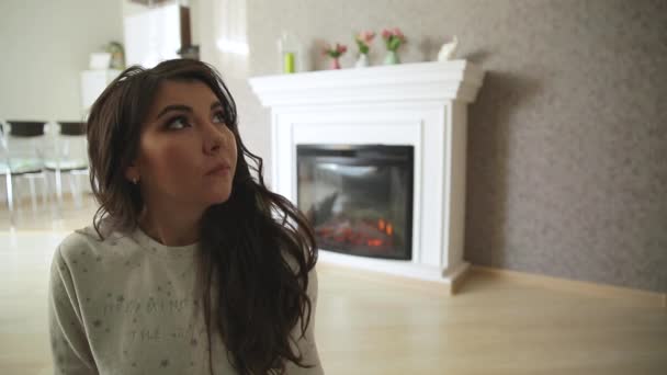 Lány Világos Pizsama Furatok Otthon Kandalló Mellett — Stock videók