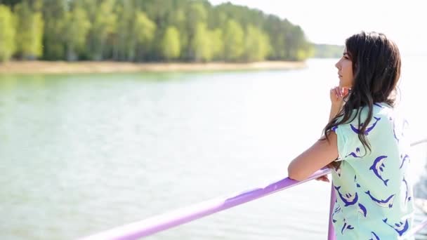 Sommer Ein Mädchen Läuft Der Seebrücke Der Bucht Des Flusses — Stockvideo