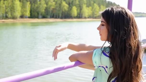 Sommer Ein Mädchen Läuft Der Seebrücke Der Bucht Des Flusses — Stockvideo