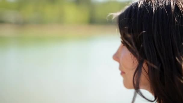 一个女孩正沿着河湾的码头散步 — 图库视频影像