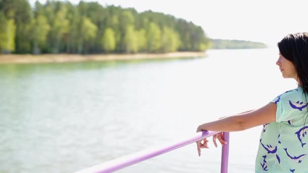 Verano Una Chica Está Caminando Por Muelle Bahía Del Río — Vídeos de Stock