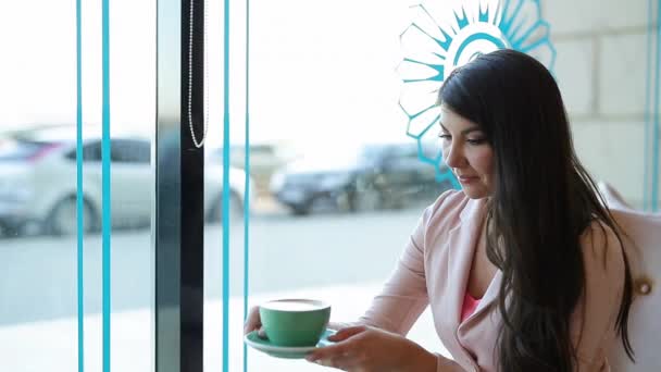 Sommer Ein Junges Mädchen Trinkt Kaffee Einem Café — Stockvideo