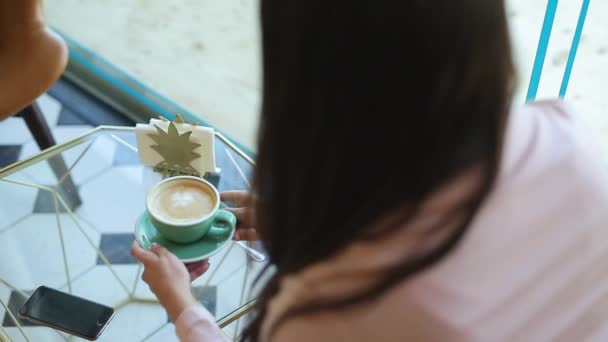 Zomer Een Jong Meisje Het Drinken Van Koffie Een Café — Stockvideo