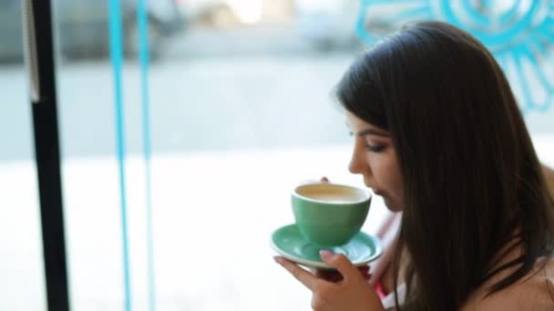 Zomer Een Jong Meisje Het Drinken Van Koffie Een Café — Stockvideo