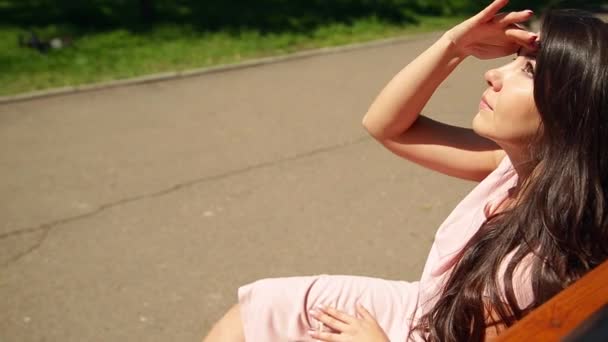 Verão Uma Menina Vestido Rosa Está Sentada Banco Parque — Vídeo de Stock