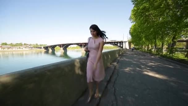 Verão Uma Menina Romântica Vestido Rosa Passeia Longo Dique Rio — Vídeo de Stock