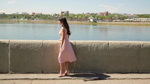 Verão Uma Menina Romântica Vestido Rosa Passeia Longo Dique Rio — Vídeo de Stock