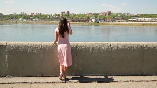 Verano Una Chica Romántica Vestido Rosa Pasea Por Terraplén Del — Vídeos de Stock