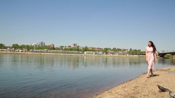 Summer Romantic Girl Pink Dress Strolls Embankment River — Stock Video