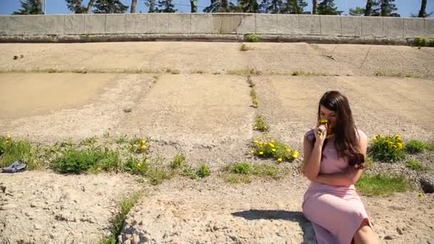 Létě Romantická Dívka Růžových Šatech Břehu Řeky Obdivovat Divoké Květy — Stock video